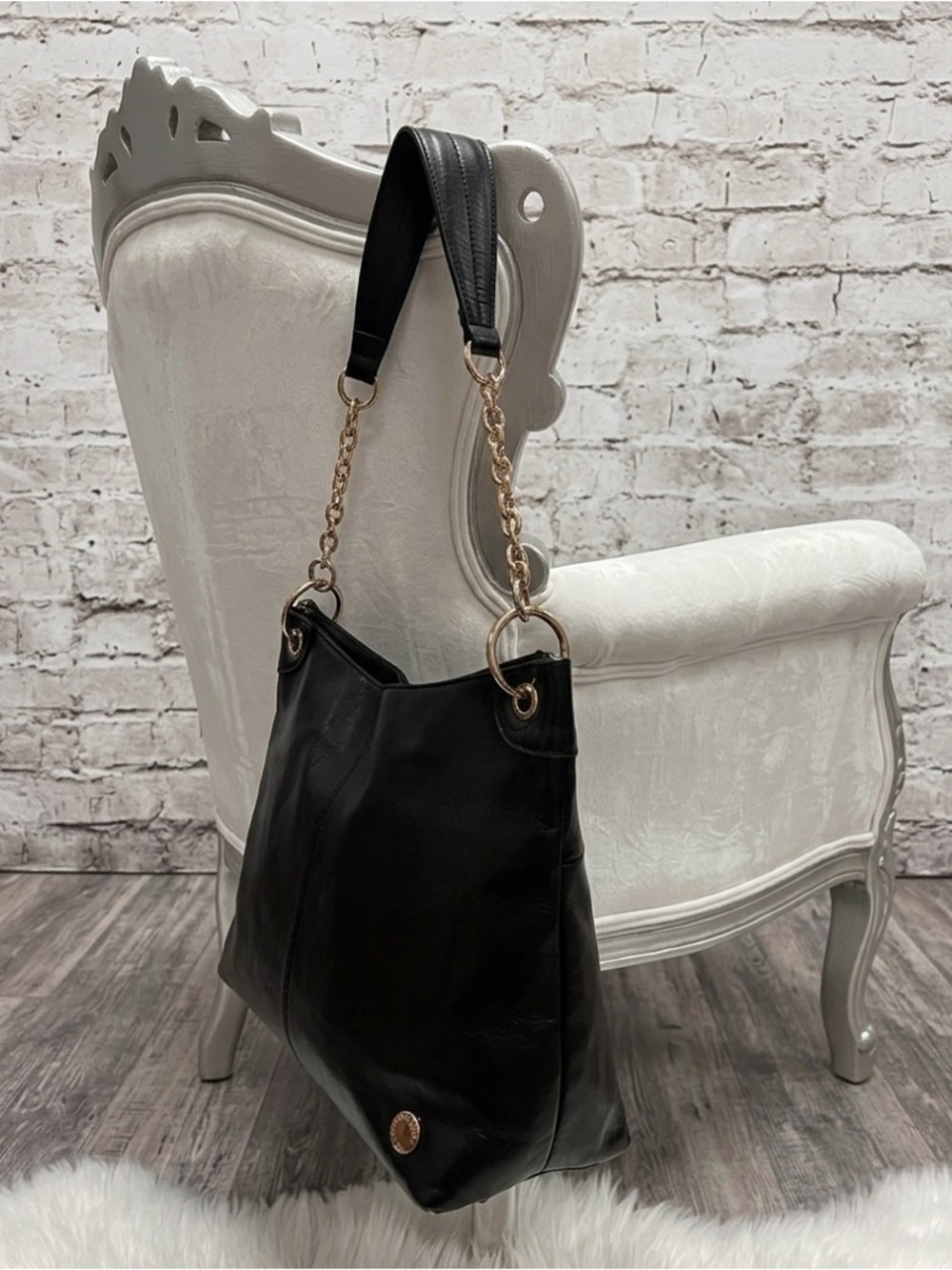 Tignanello Black Leather Shoulder Bag with Gold Chain Detail - Picture 2 of 7